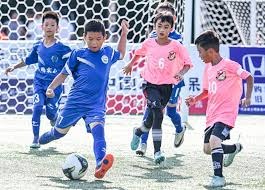 恩比德简直不敢相信，布伦森这球居然还能吹犯规！